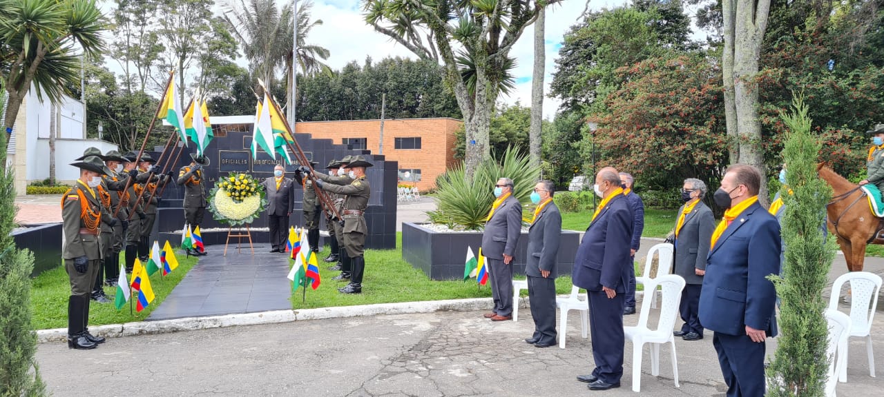 Autoridades realizando ofrenda floral en evento de reconocimiento